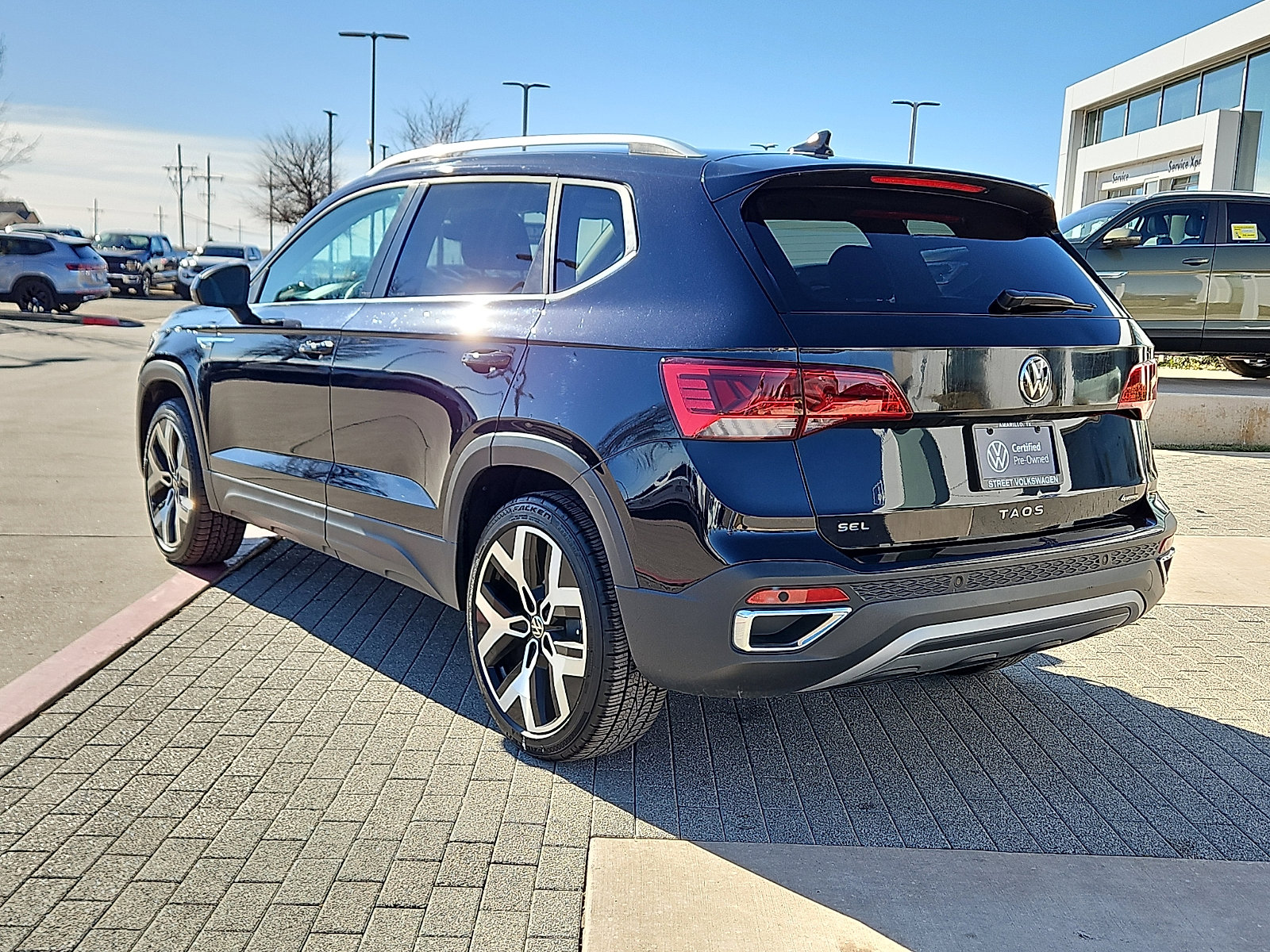 Certified 2022 Volkswagen Taos SEL w/ Panoramic Sunroof Package image 2