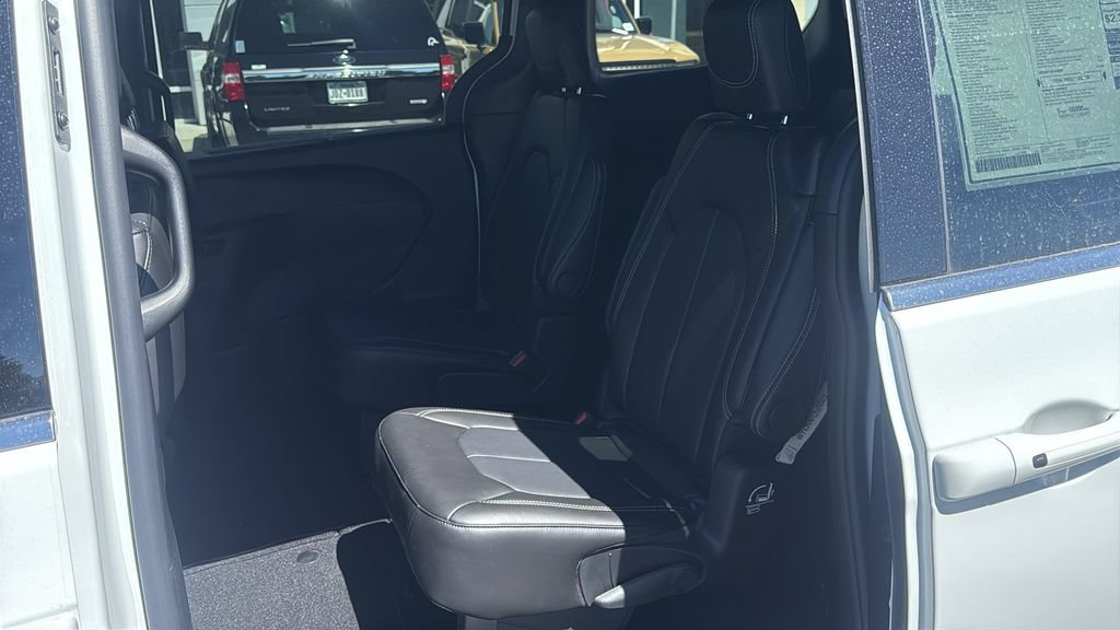 New 2027 Chrysler Pacifica Select AWD/4WD image 20