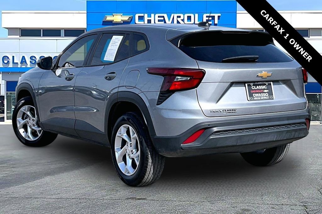 Used 2025 Chevrolet Trax LS w/ LS Convenience Package image 4