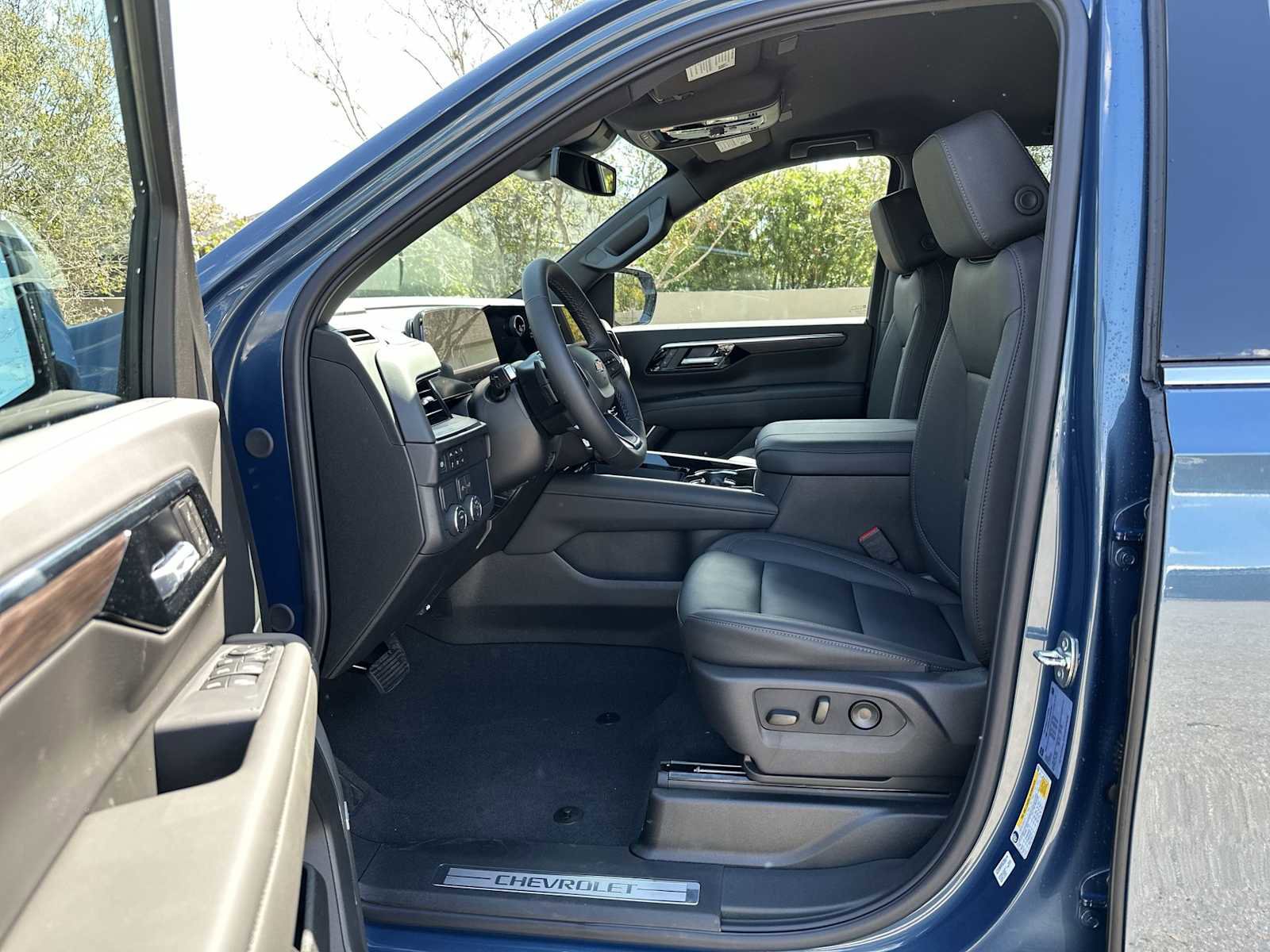 New 2026 Chevrolet Suburban LT w/ Comfort Package image 2