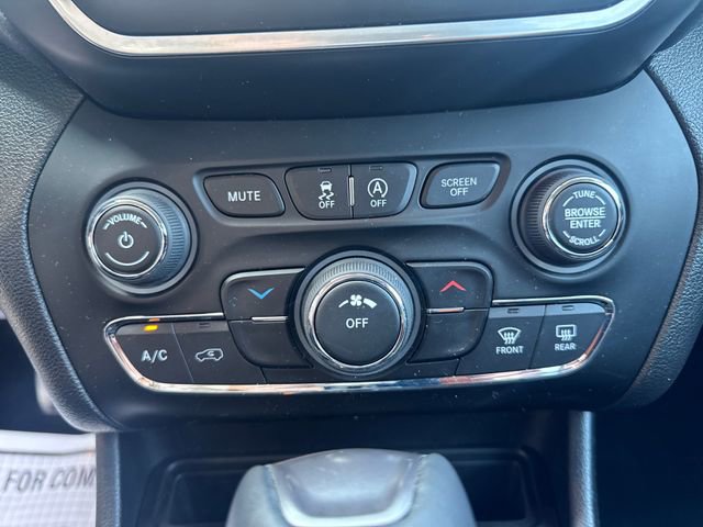 Used 2020 Jeep Cherokee Latitude Plus w/ Cold Weather Group image 4