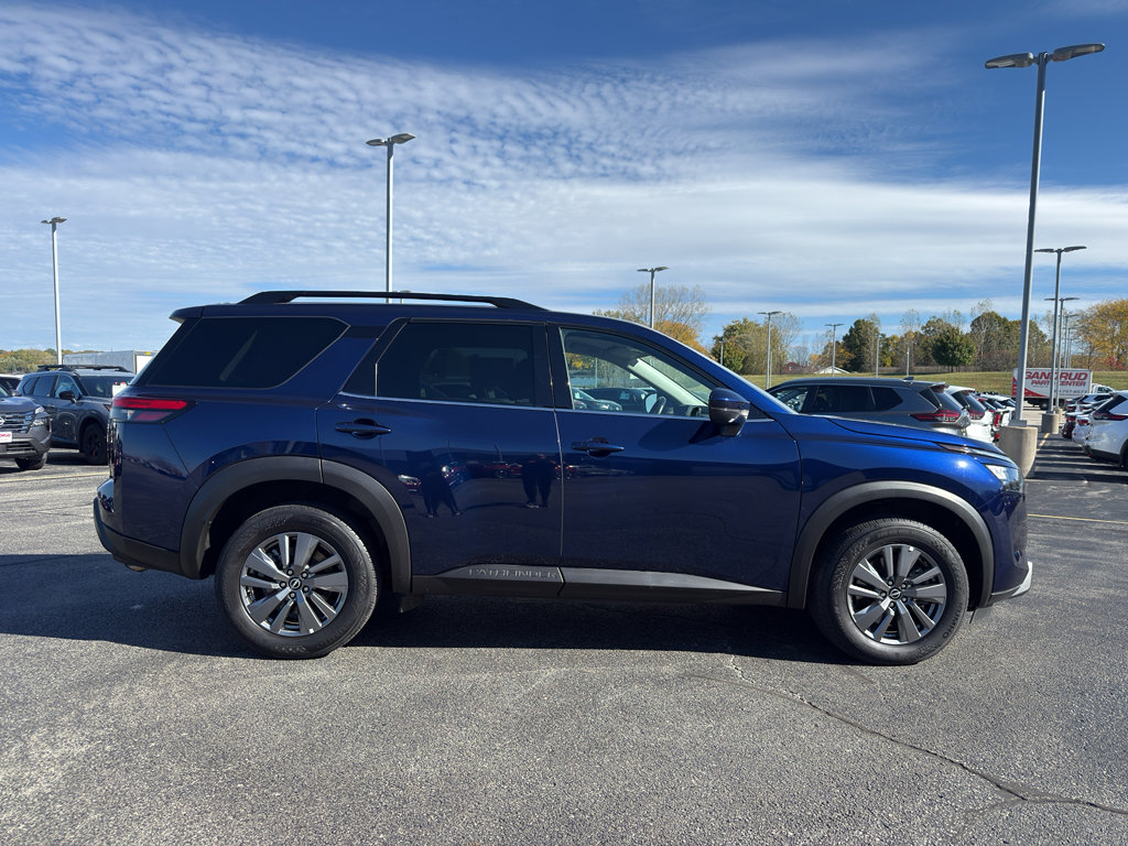 Certified 2025 Nissan Pathfinder SV image 4