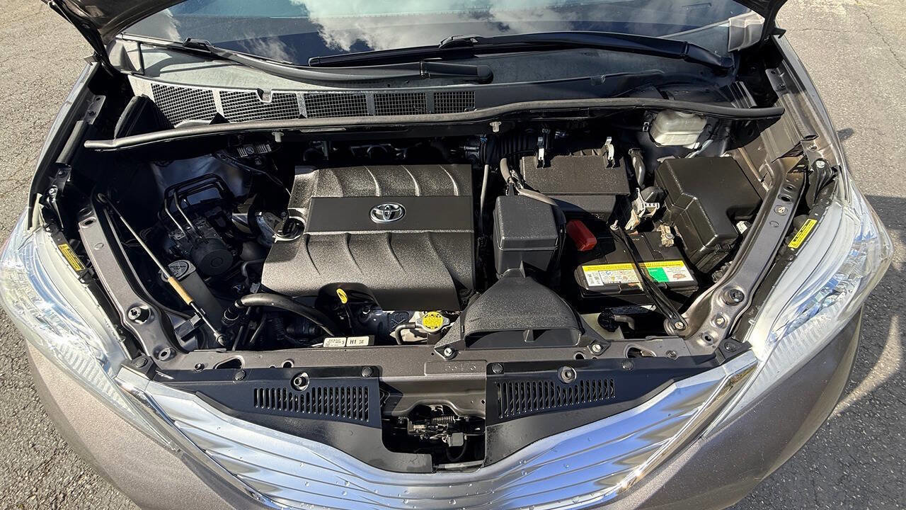 Used 2012 Toyota Sienna Limited w/ Premium Pkg image 6