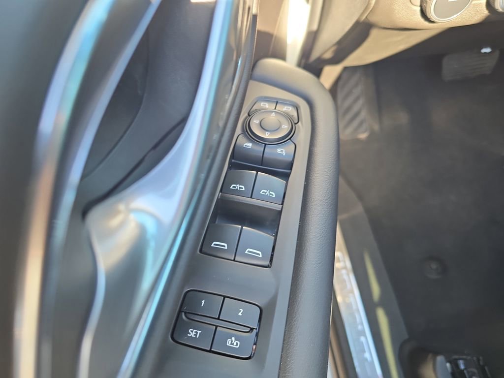 Used 2022 Chevrolet Suburban LT w/ Luxury Package RWD image 15