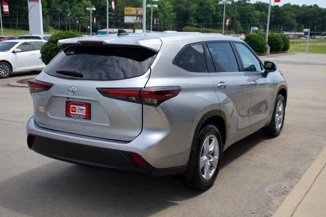 Used 2024 Toyota Highlander LE AWD/4WD image 5
