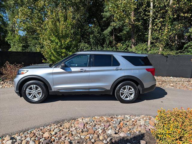 Used 2022 Ford Explorer XLT AWD/4WD image 2
