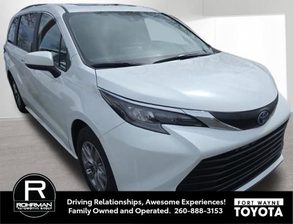 Used 2025 Toyota Sienna XLE FWD image 4