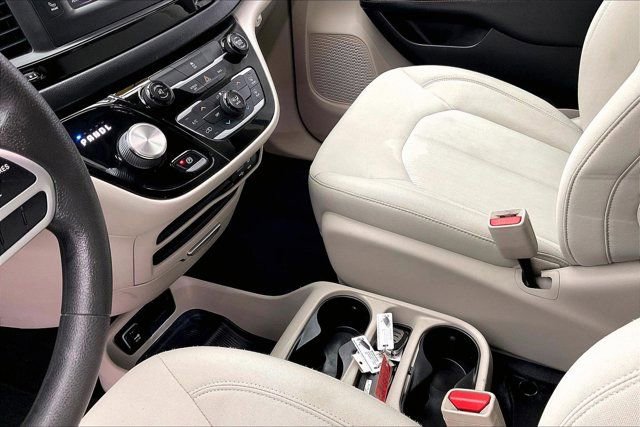 Used 2017 Chrysler Pacifica LX image 17