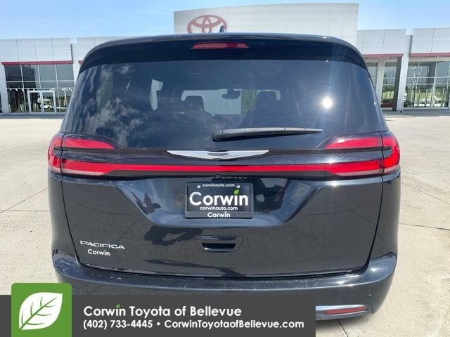 Used 2023 Chrysler Pacifica Touring-L image 4