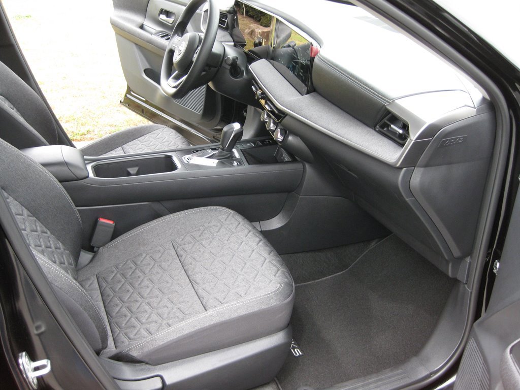 Used 2025 Nissan Kicks SV FWD image 30