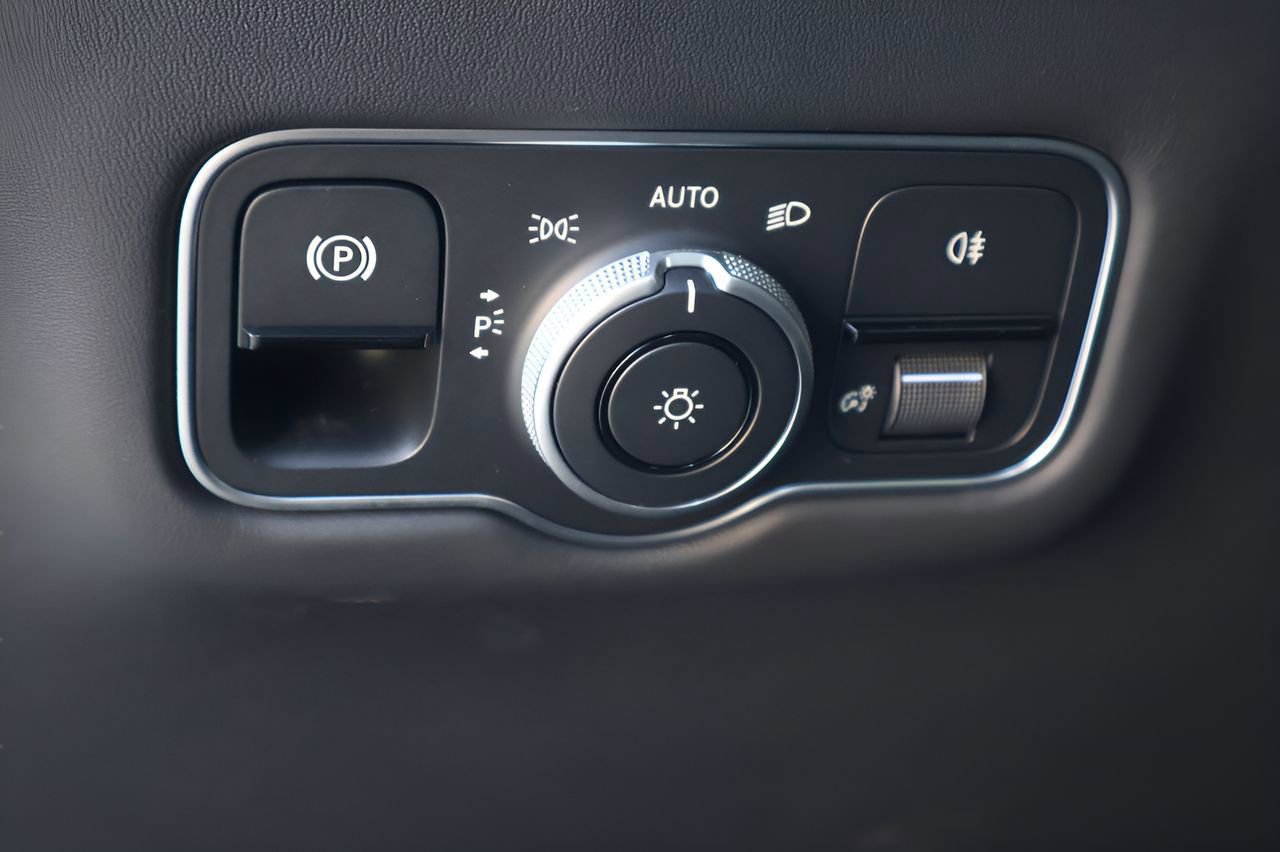 Used 2026 Aston Martin V8 Vantage Coupe image 18