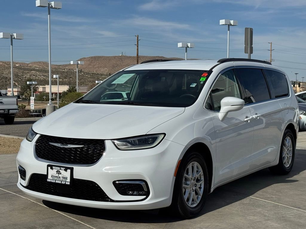 Used 2022 Chrysler Pacifica Touring-L FWD image 3