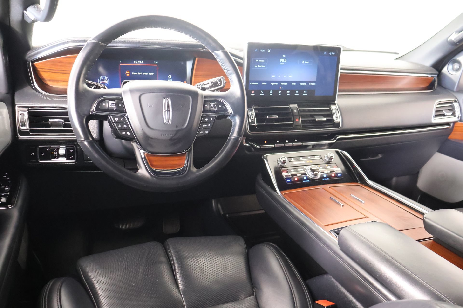 Used 2023 Lincoln Navigator L Reserve AWD/4WD image 2