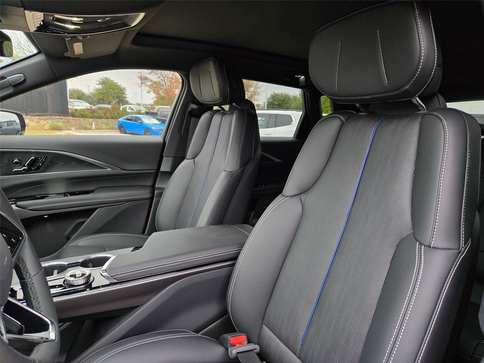 New 2026 Cadillac Lyriq Luxury w/ LPO, Floor Liner Package AWD/4WD image 28