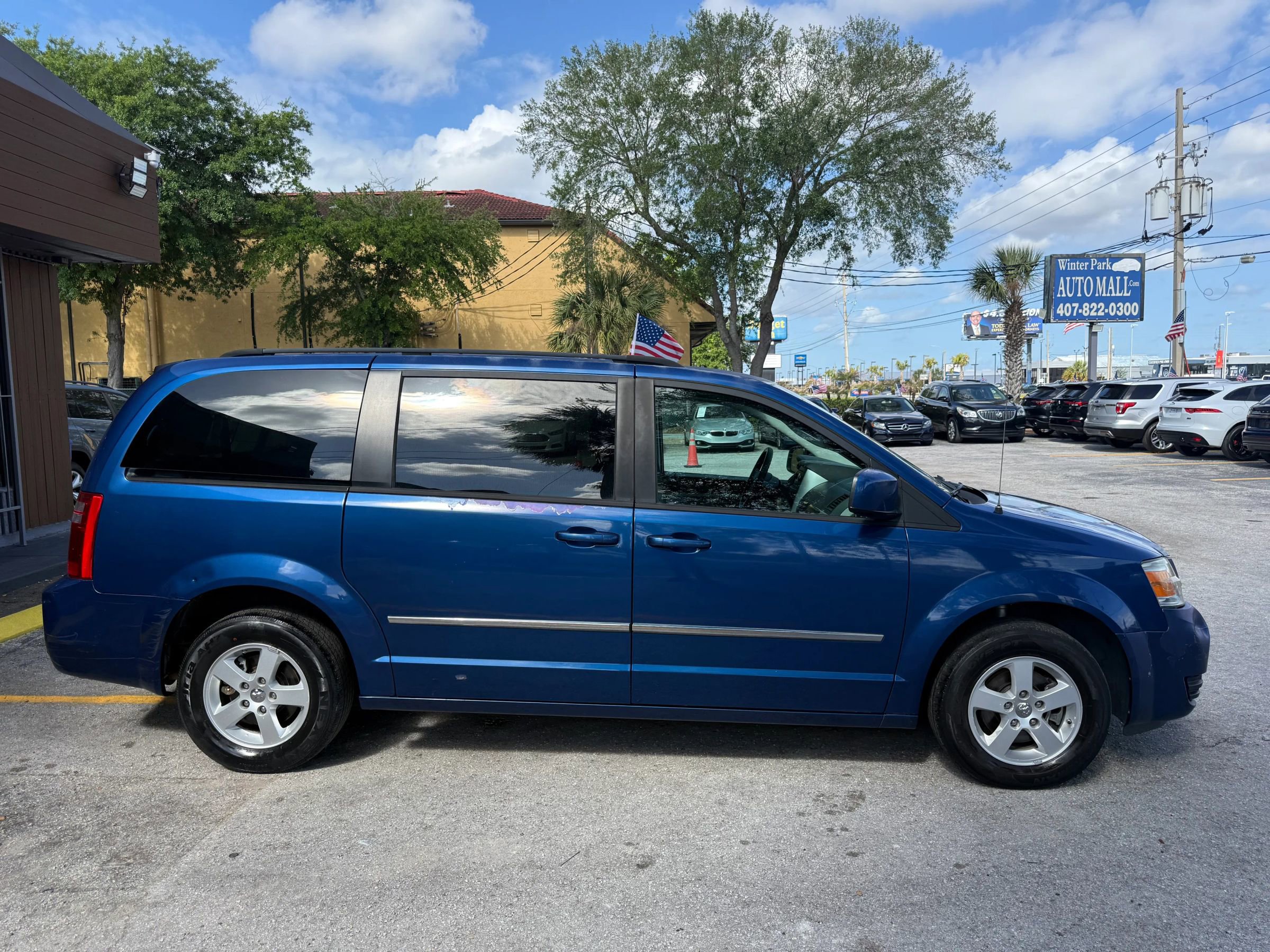 Used 2010 Dodge Grand Caravan SXT FWD image 4