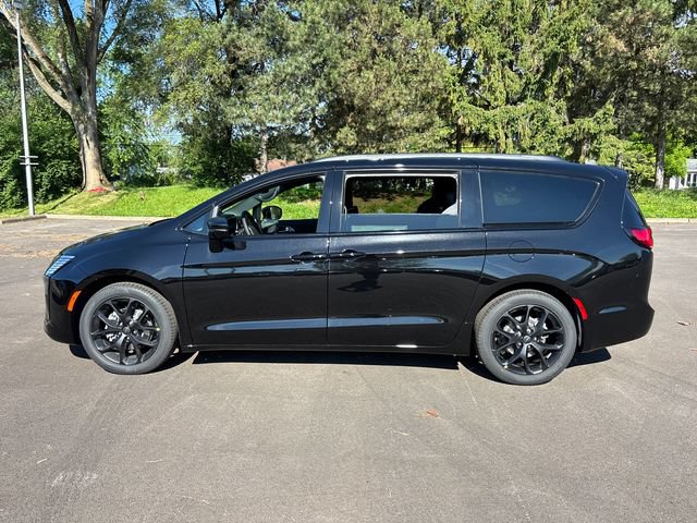 New 2027 Chrysler Pacifica Limited w/ Family Tech Group FWD image 3