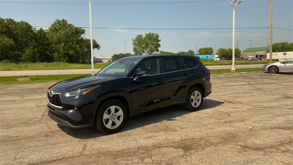 Used 2023 Toyota Highlander LE image 4