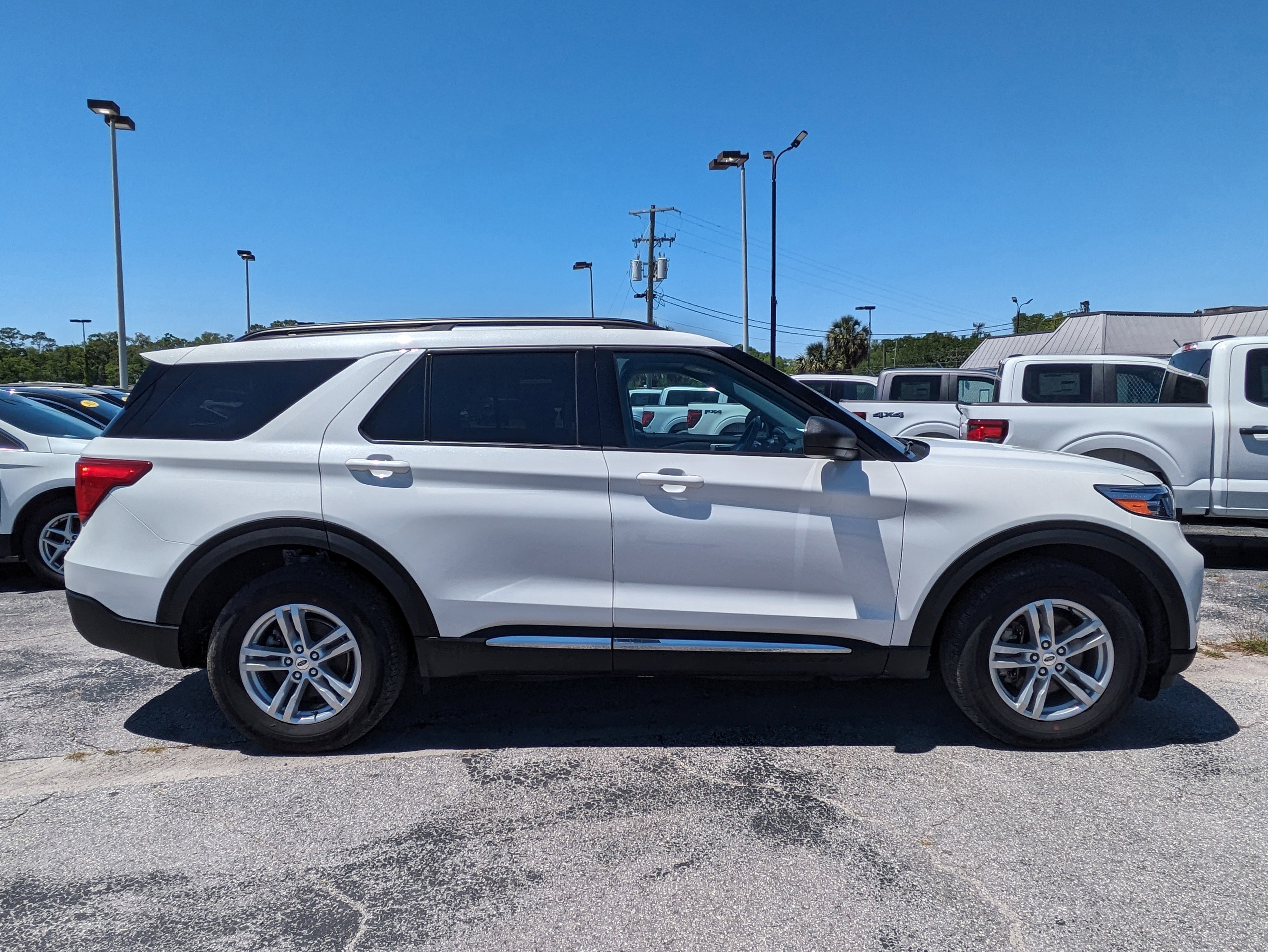 Certified 2021 Ford Explorer XLT w/ Equipment Group 202A AWD/4WD image 3