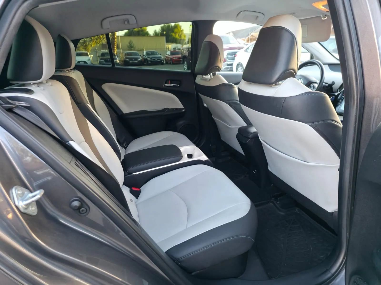 Used 2018 Toyota Prius Prime Premium image 23