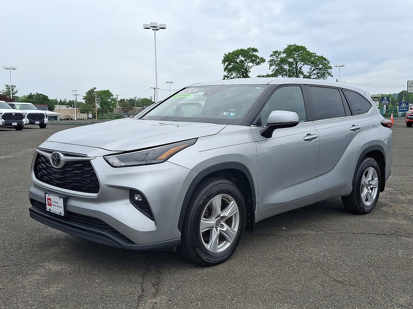 Used 2024 Toyota Highlander LE AWD/4WD image 3