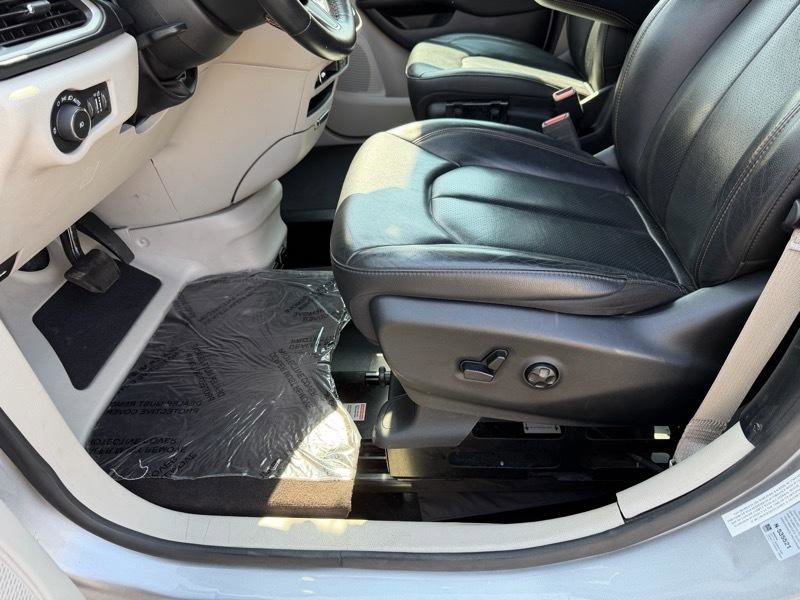 Used 2020 Chrysler Pacifica Touring-L FWD image 23