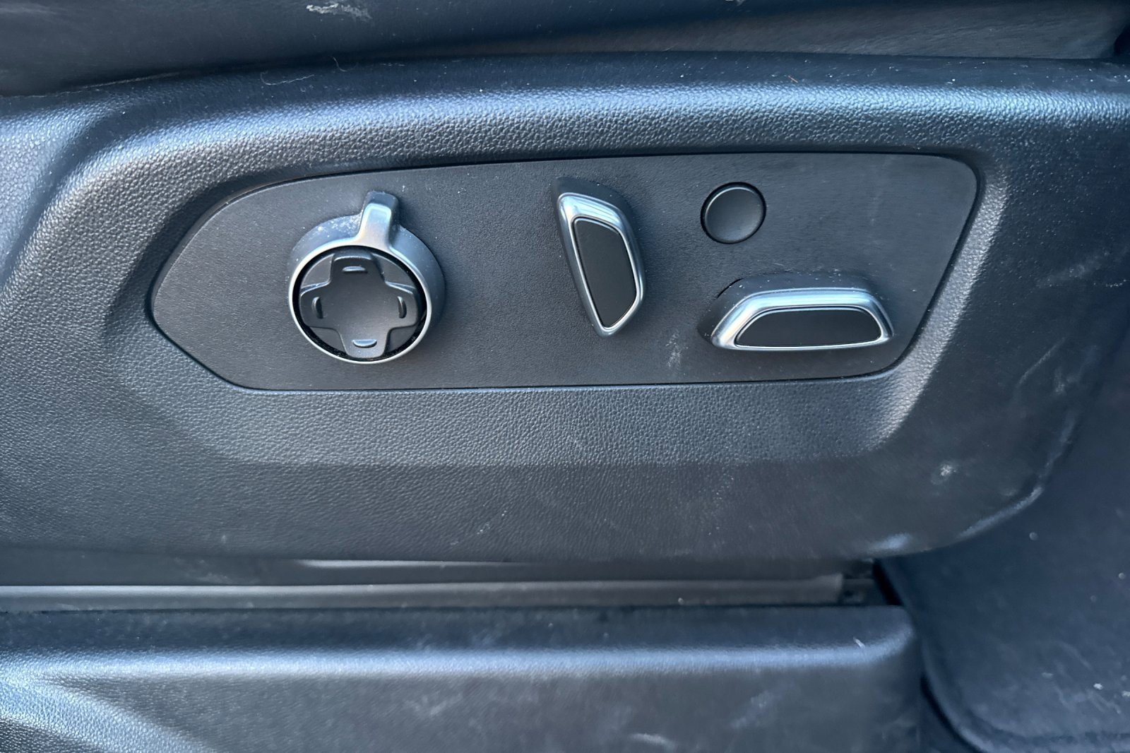 Used 2023 Cadillac Escalade Sport Platinum w/ LPO, ONYX Package image 23