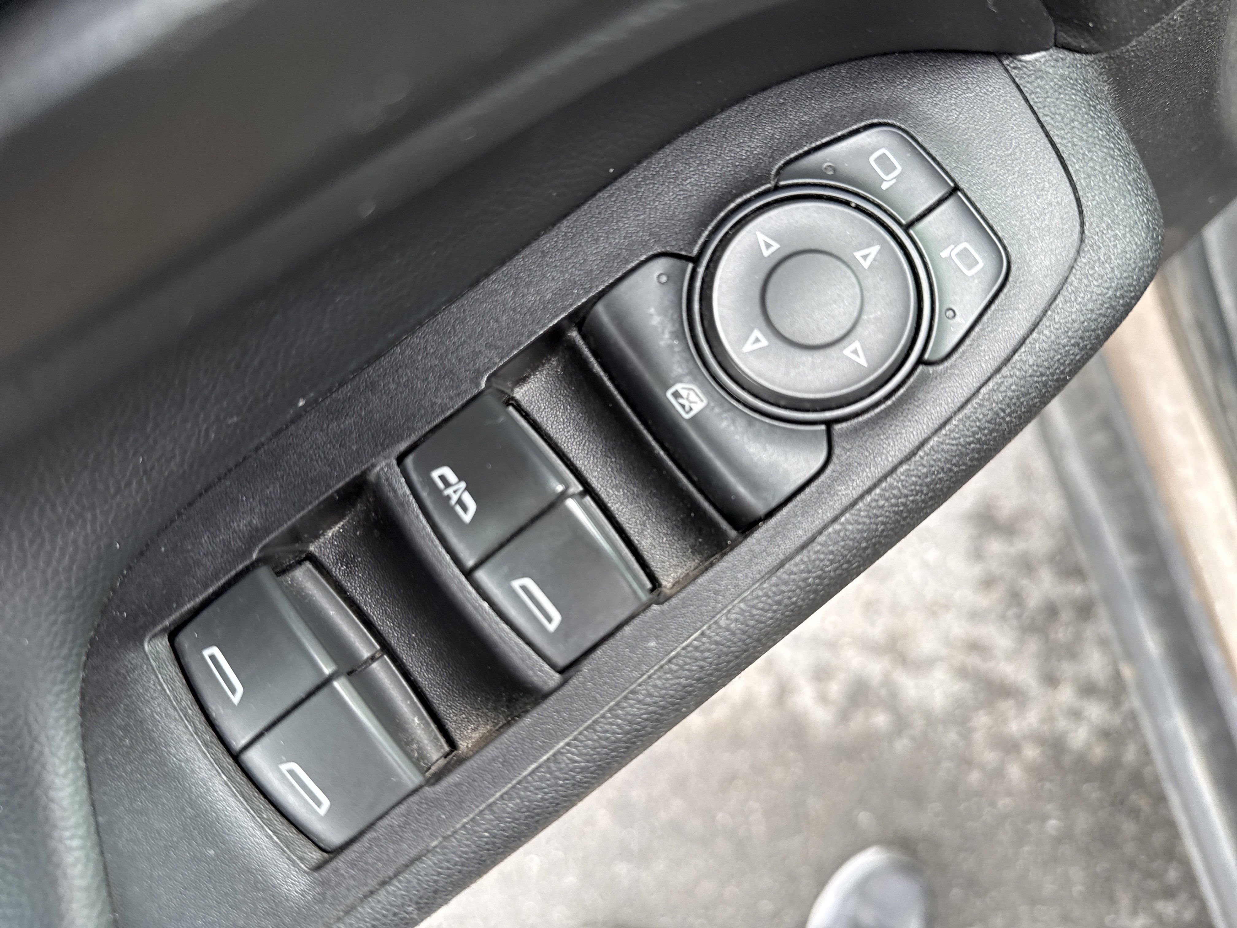 Used 2018 Chevrolet Equinox LT image 16