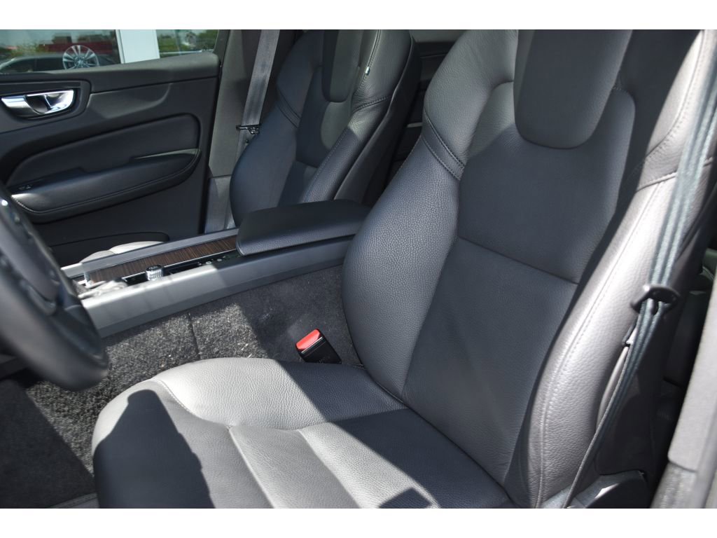 Used 2021 Volvo XC60 T5 Momentum w/ Premium Package AWD/4WD image 14