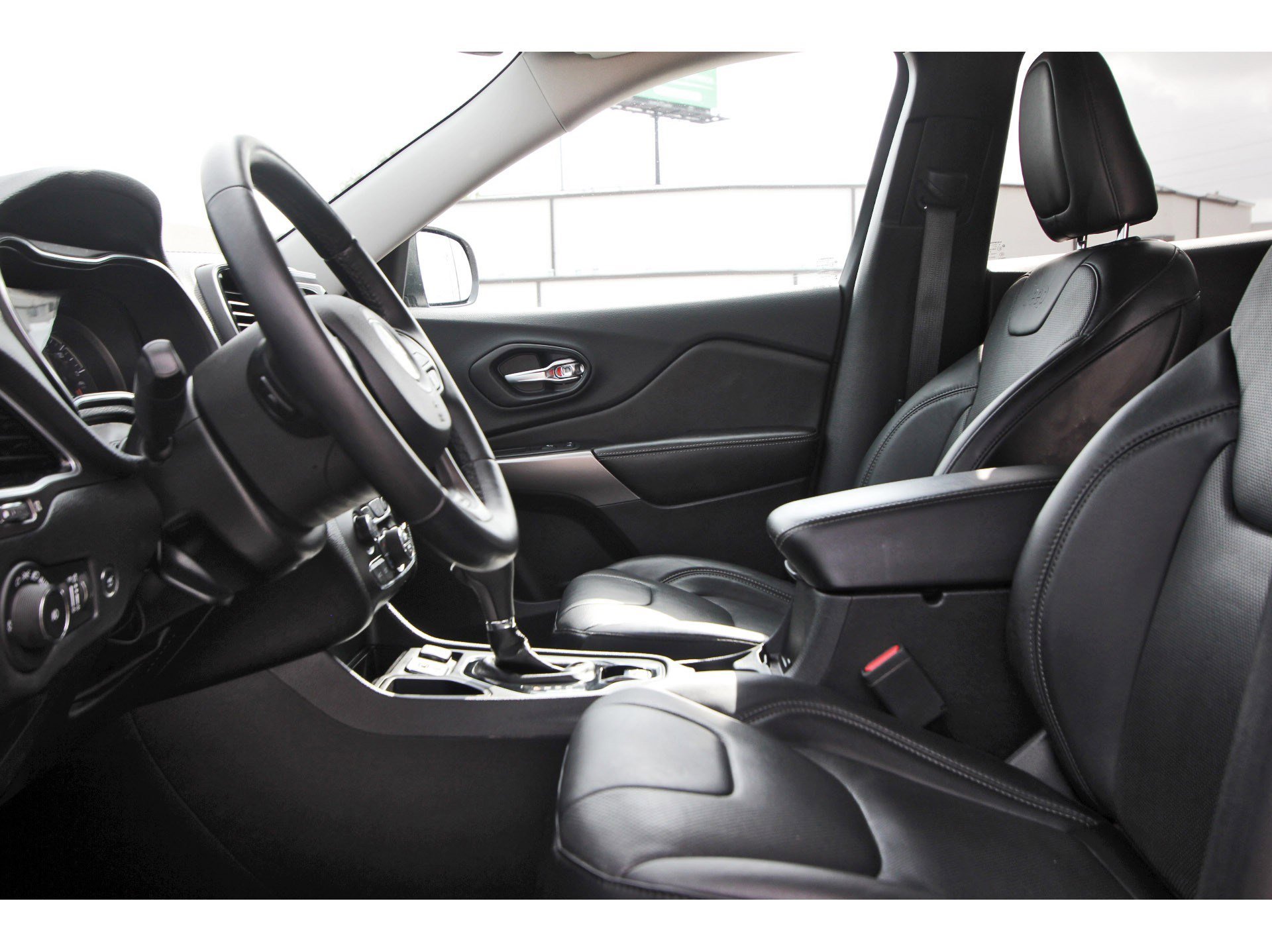 Used 2019 Jeep Cherokee Limited w/ Luxury Group image 29