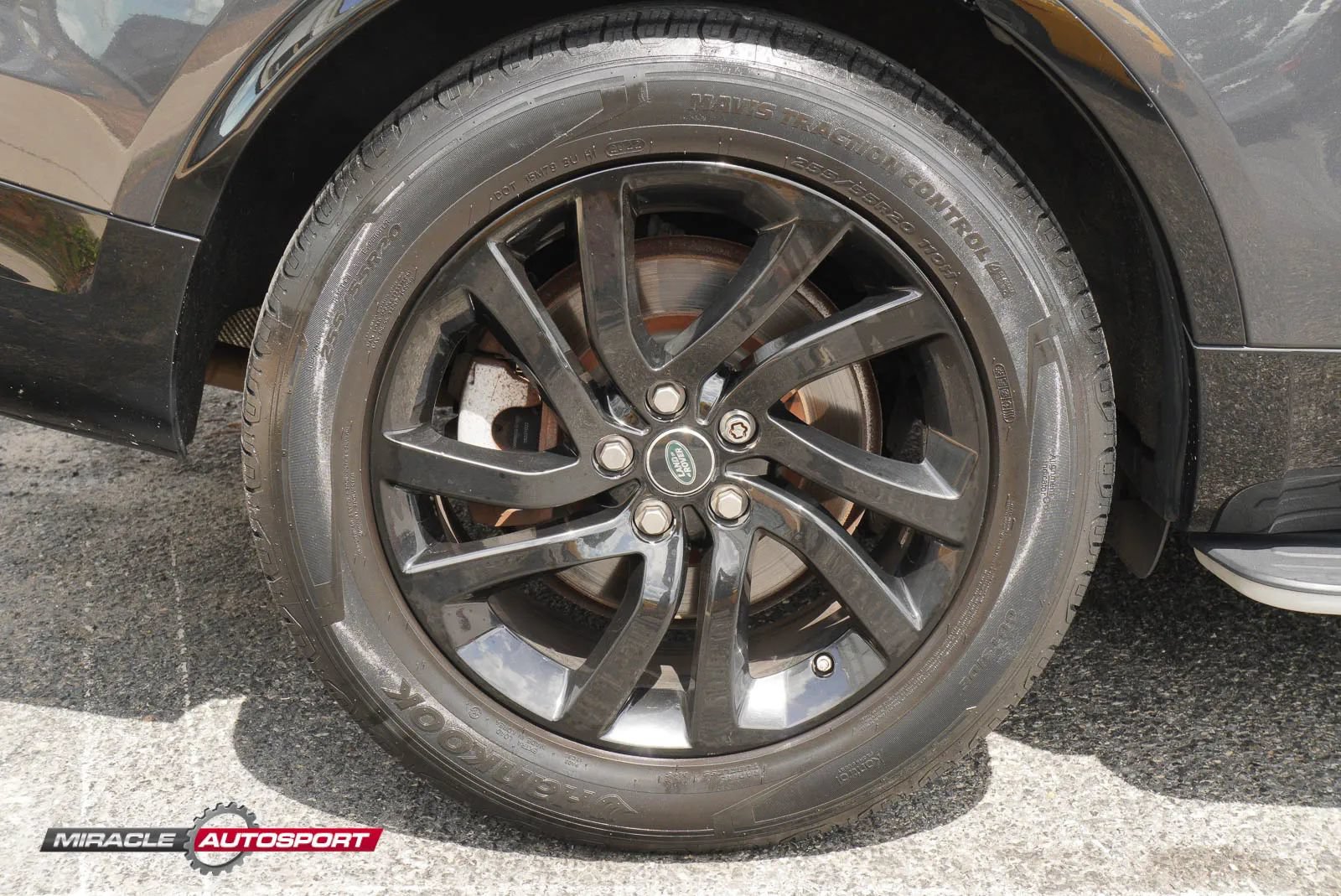 Used 2020 Land Rover Discovery Landmark AWD/4WD image 11