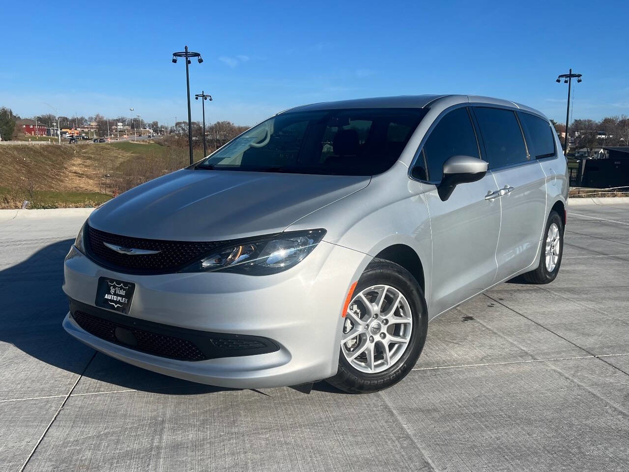 Used 2022 Chrysler Voyager LX image 2