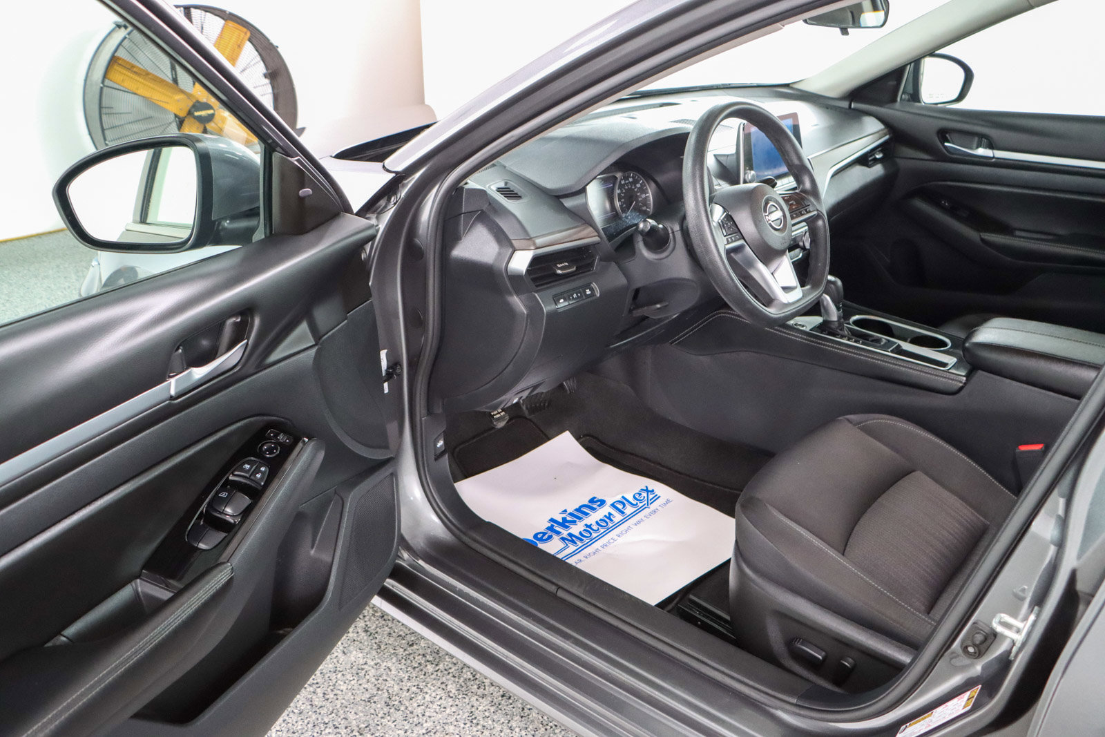 Used 2023 Nissan Altima 2.5 SV image 3