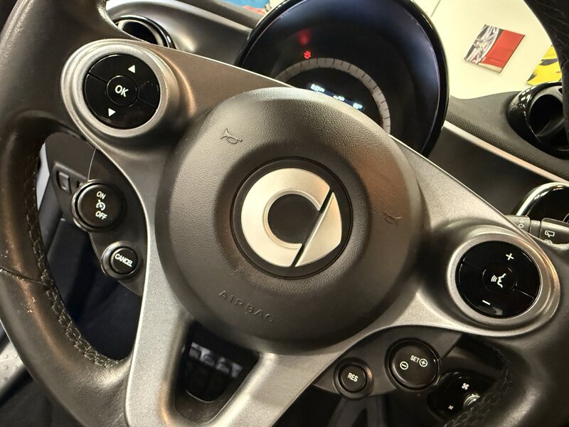 Used 2016 smart fortwo passion RWD image 21