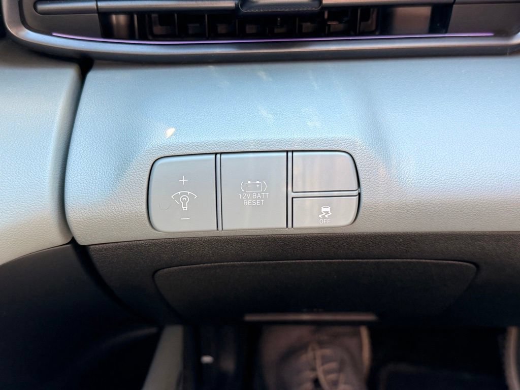 Used 2025 Hyundai Elantra Limited FWD image 36
