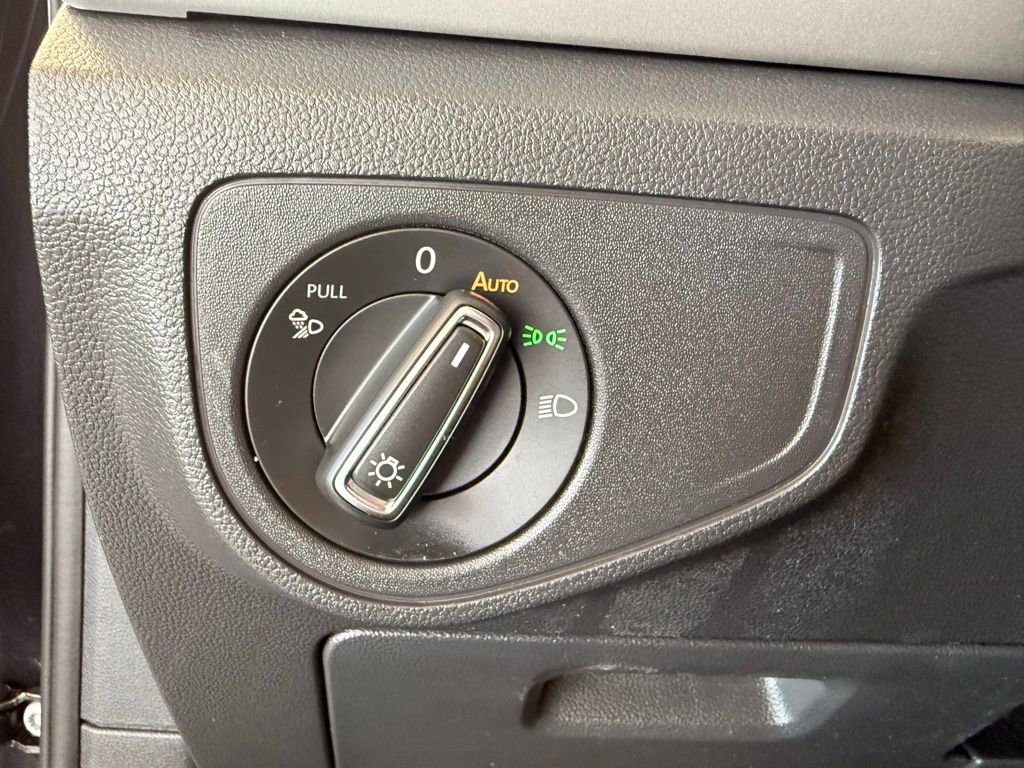 Used 2021 Volkswagen Atlas Cross Sport SE image 23