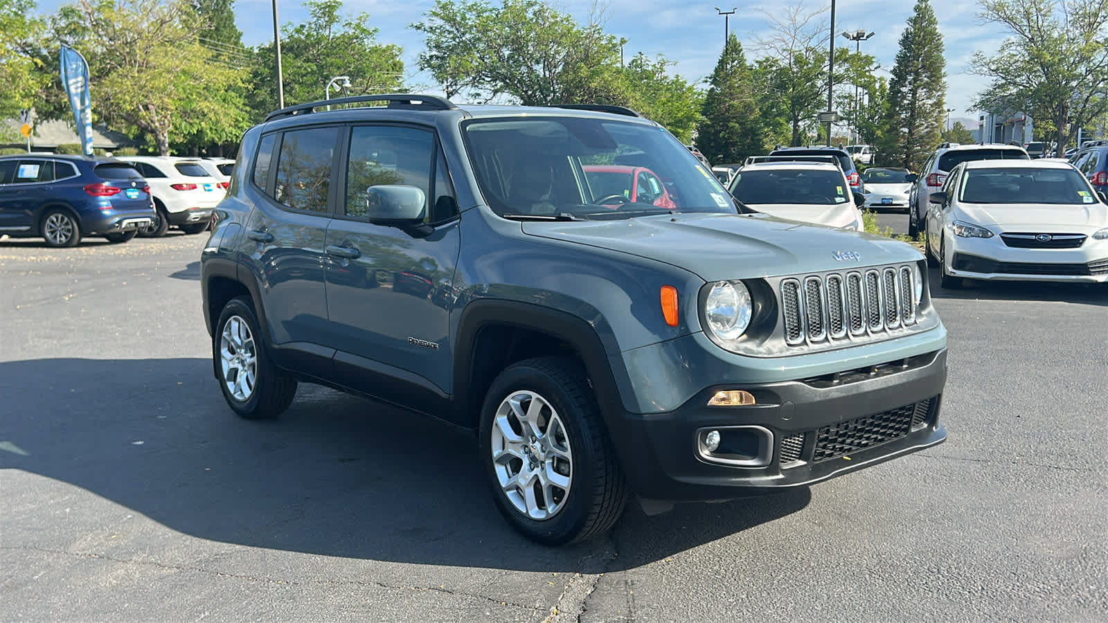 Used 2017 Jeep Renegade Latitude AWD/4WD image 3