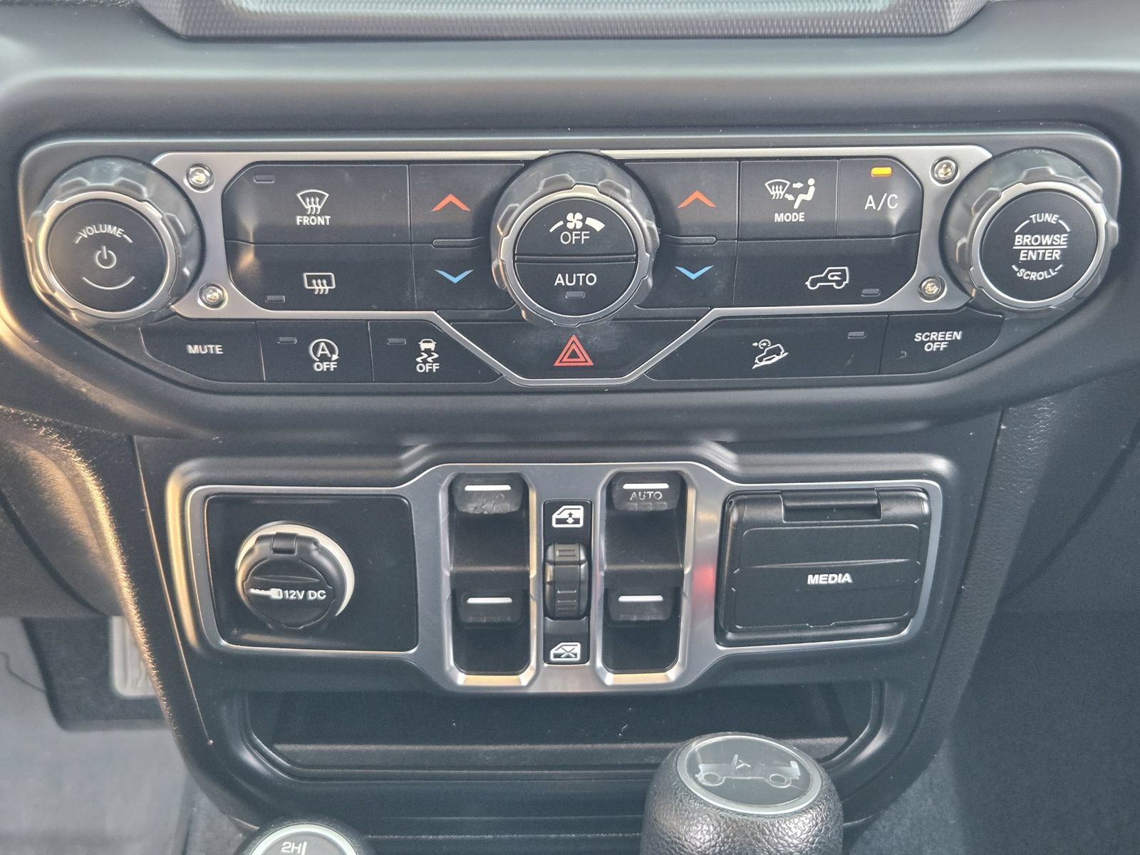 Used 2018 Jeep Wrangler Unlimited Sahara AWD/4WD image 18