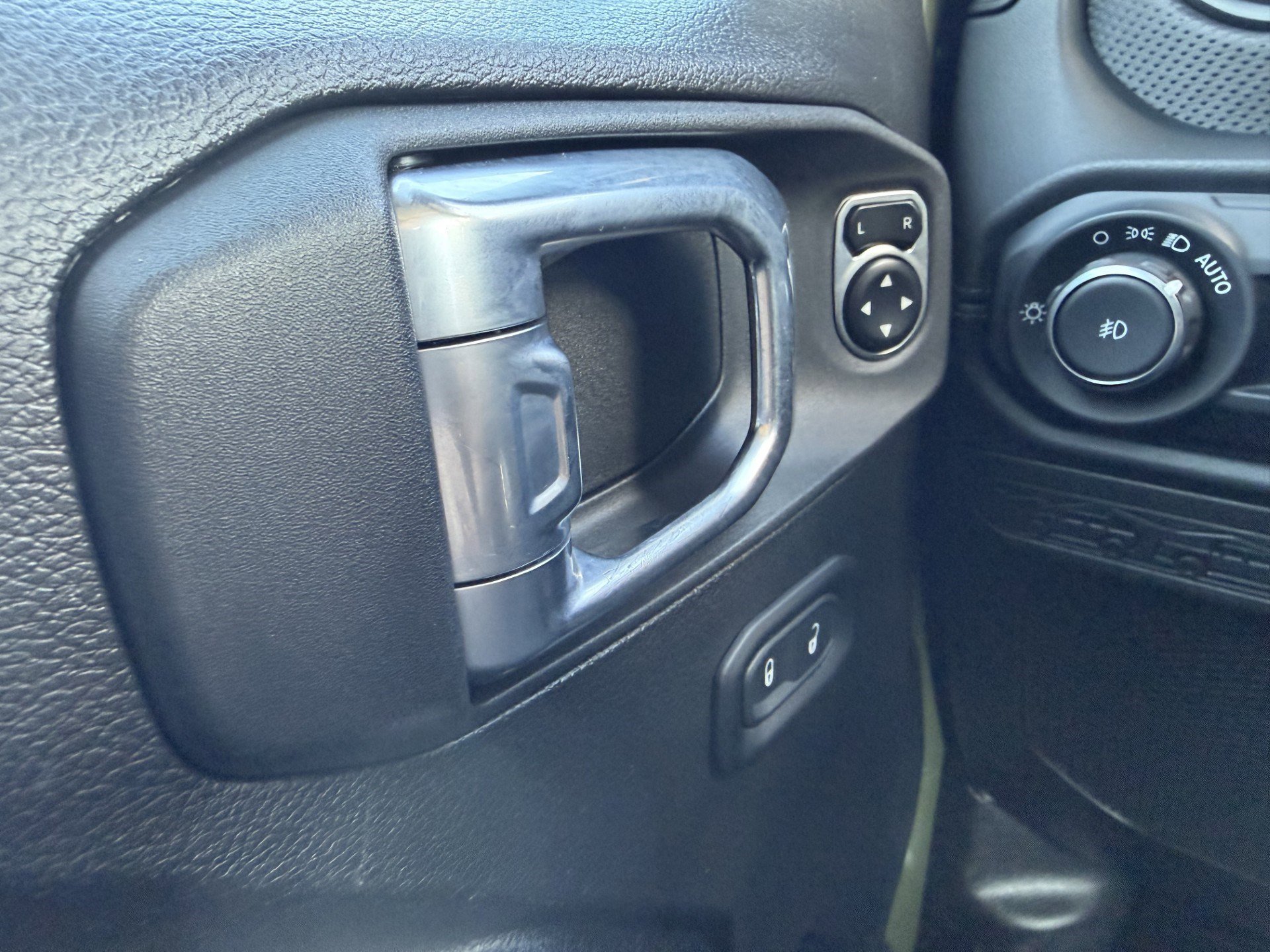 Used 2024 Jeep Wrangler Unlimited Rubicon image 17