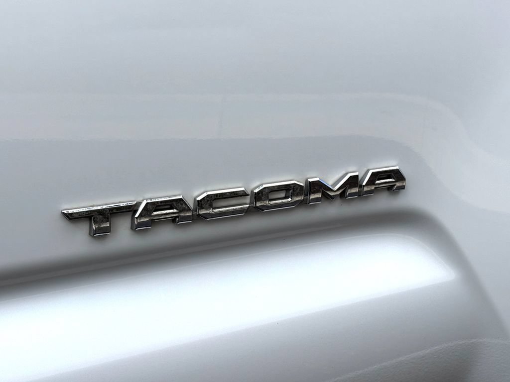 Used 2018 Toyota Tacoma TRD Off-Road w/ Technology Package AWD/4WD image 9