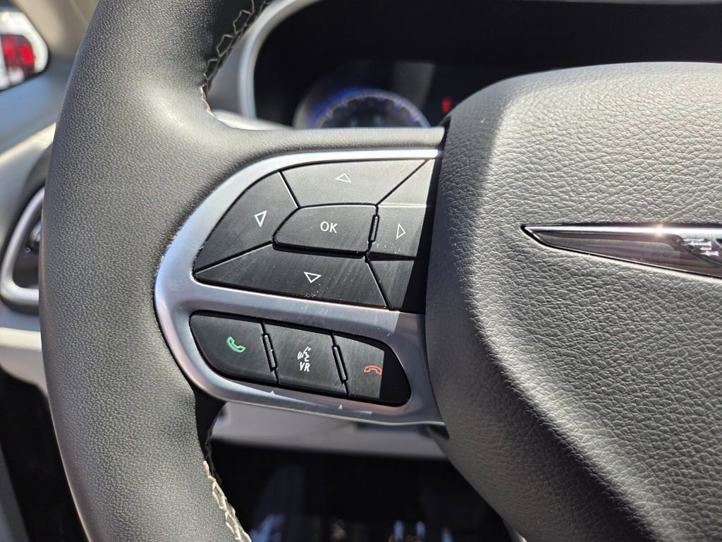 Used 2024 Chrysler Pacifica Touring-L image 29