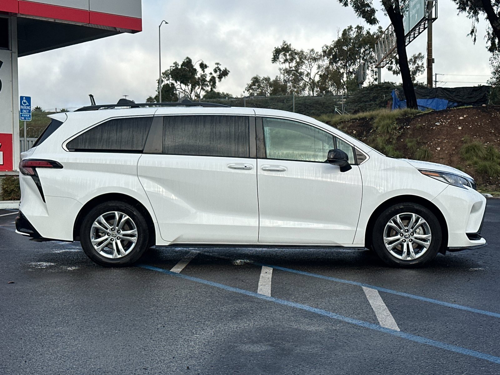 Used 2022 Toyota Sienna XSE image 6