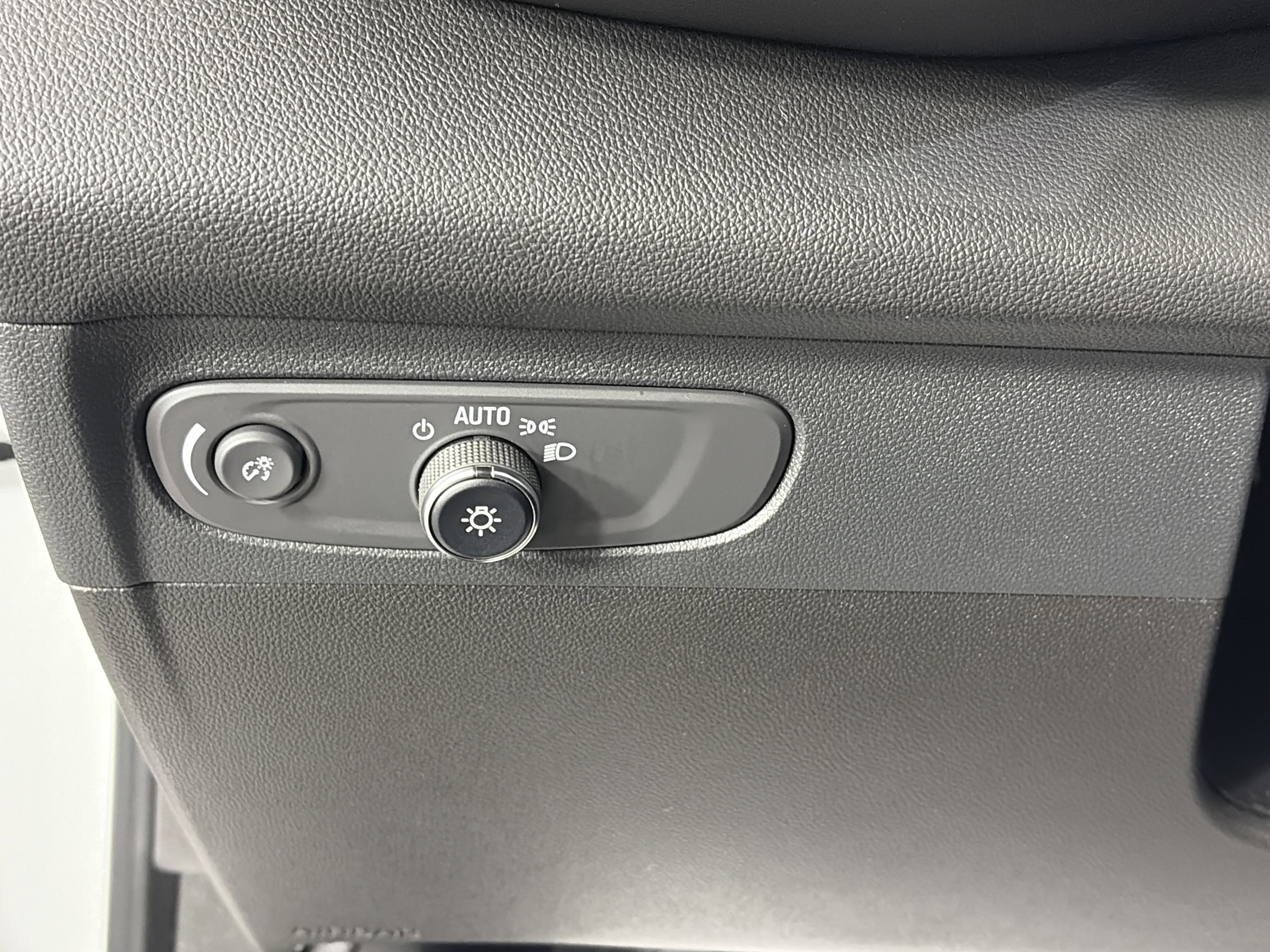 Used 2023 Buick Envision Essence image 27