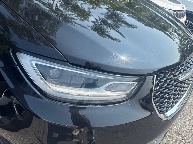 Used 2024 Chrysler Pacifica Touring-L FWD image 9