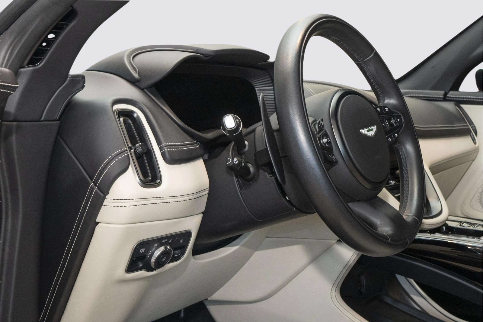 Used 2024 Aston Martin DBX AWD/4WD image 26