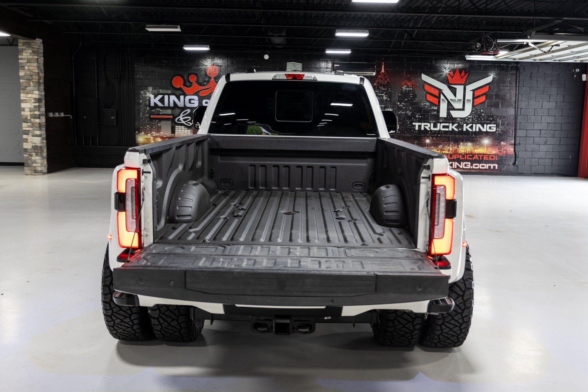 Used 2023 Ford F450 Platinum w/ FX4 Off-Road Package AWD/4WD image 31