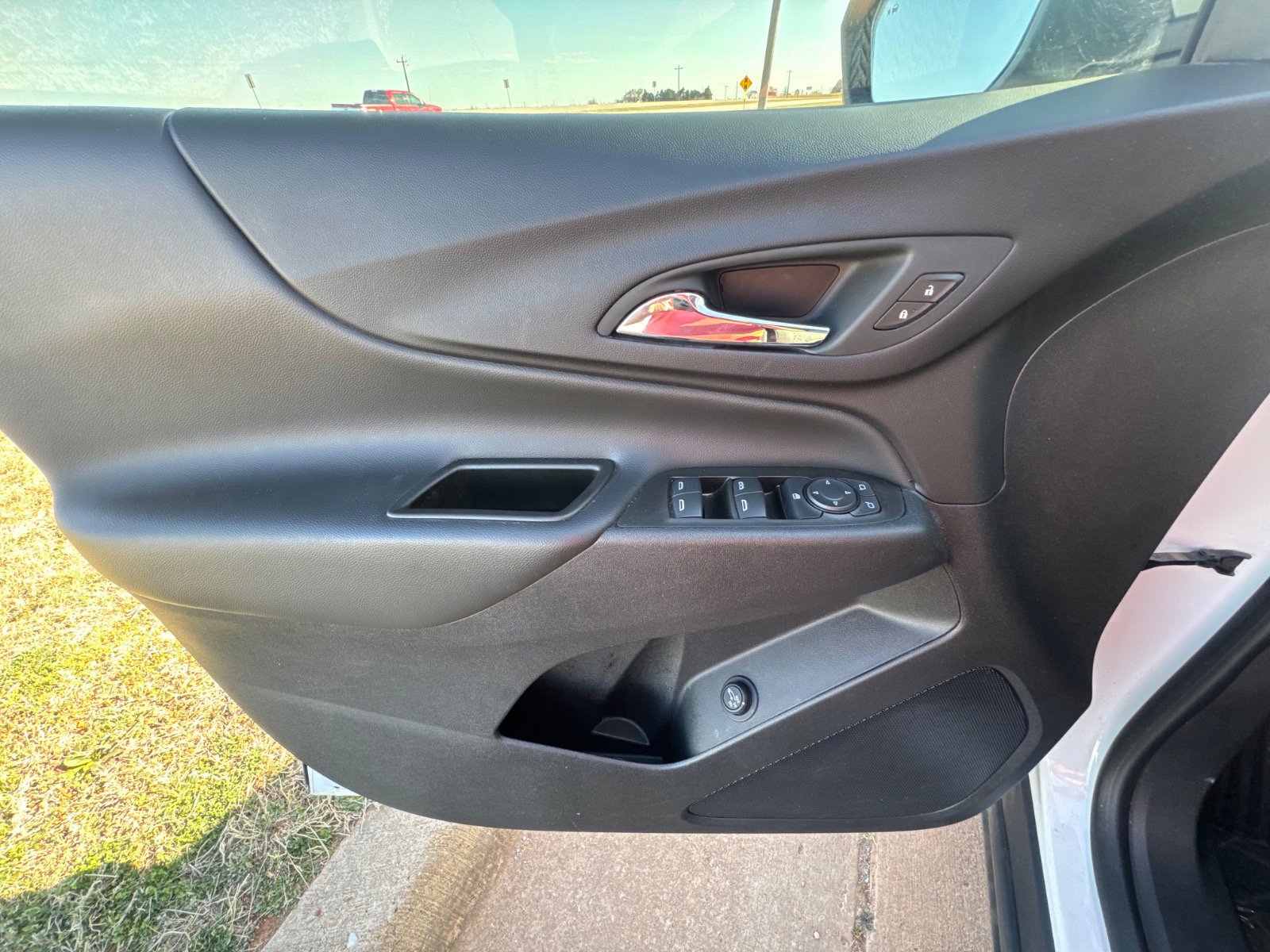 Used 2023 Chevrolet Equinox LT w/ Driver Convenience Package image 12