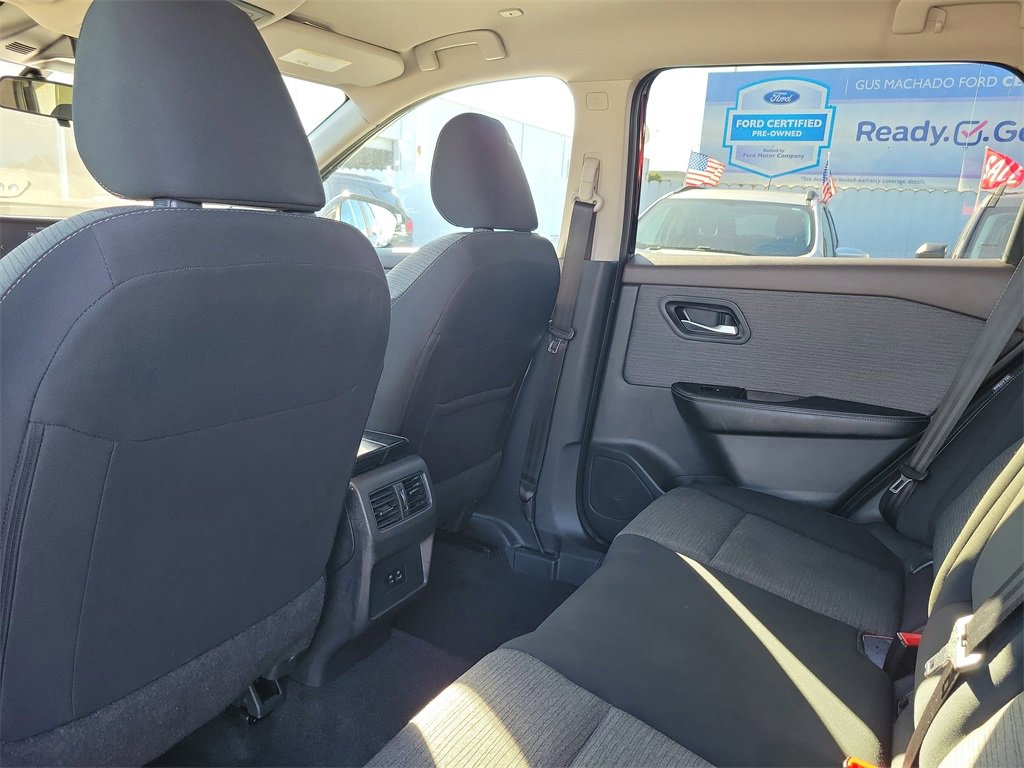 Used 2023 Nissan Rogue SV image 5