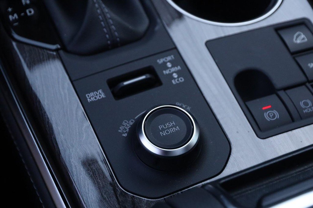 Used 2025 Toyota Highlander Platinum AWD/4WD image 24