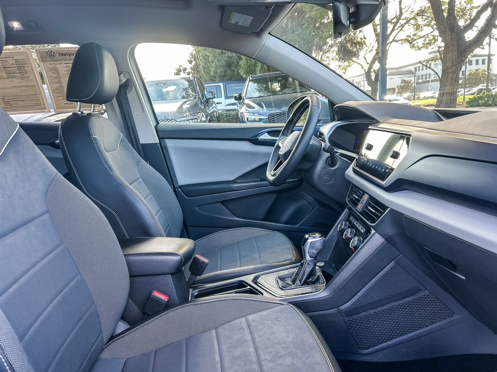 Used 2023 Volkswagen Taos SE w/ Panoramic Sunroof Package FWD image 17