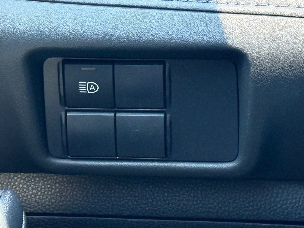 Used 2020 Toyota Highlander L FWD image 19